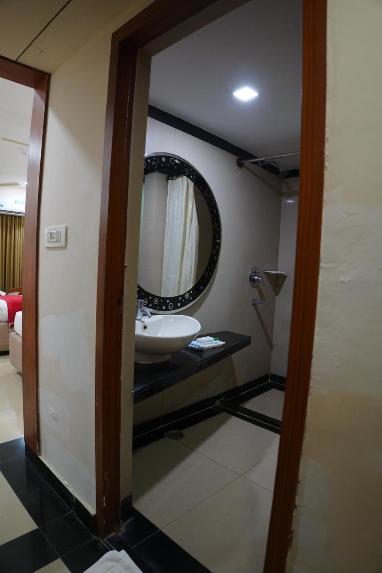 Hotel Grand Nagarjuna By Konark Hotels Гунтур Экстерьер фото